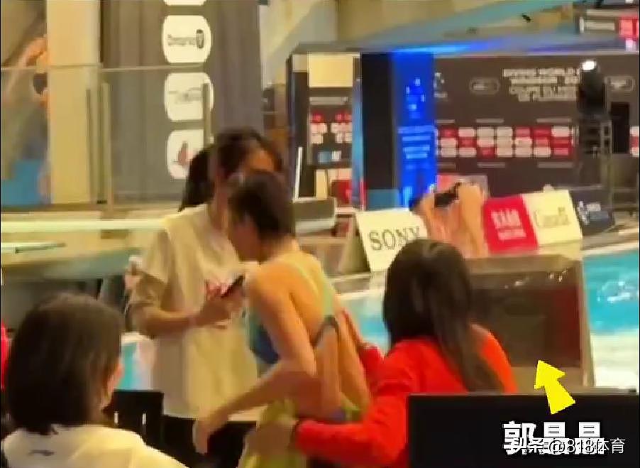 三代跳水女皇同框！全红婵坐郭晶晶怀中享受宠溺，陈若琳大笑着拍照（组图） - 3
