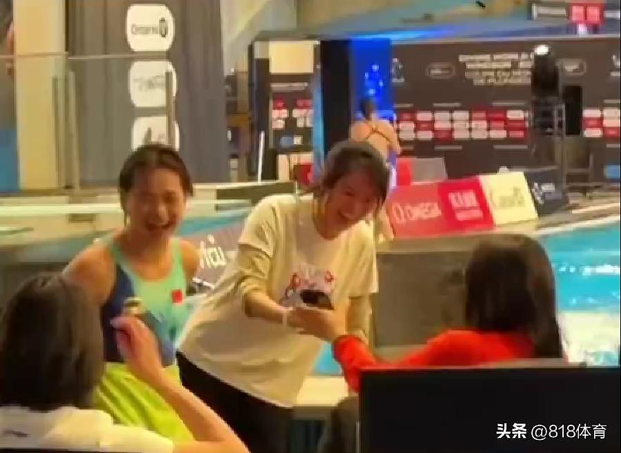 三代跳水女皇同框！全红婵坐郭晶晶怀中享受宠溺，陈若琳大笑着拍照（组图） - 4