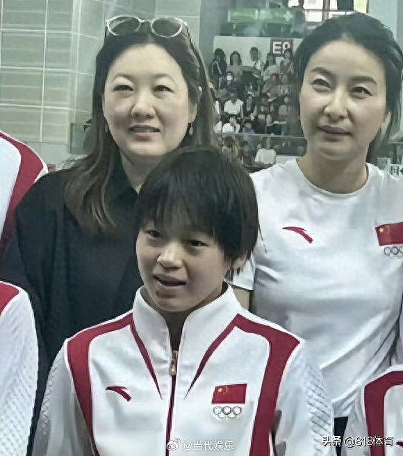 三代跳水女皇同框！全红婵坐郭晶晶怀中享受宠溺，陈若琳大笑着拍照（组图） - 1