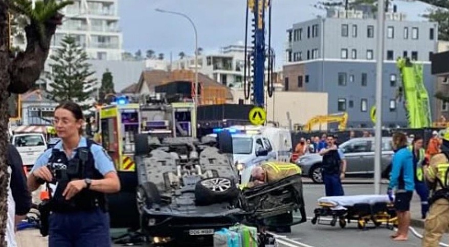 悉尼知名海滩附近发生车祸！车辆逆行撞上施工车，又撞上树后侧翻（图） - 2
