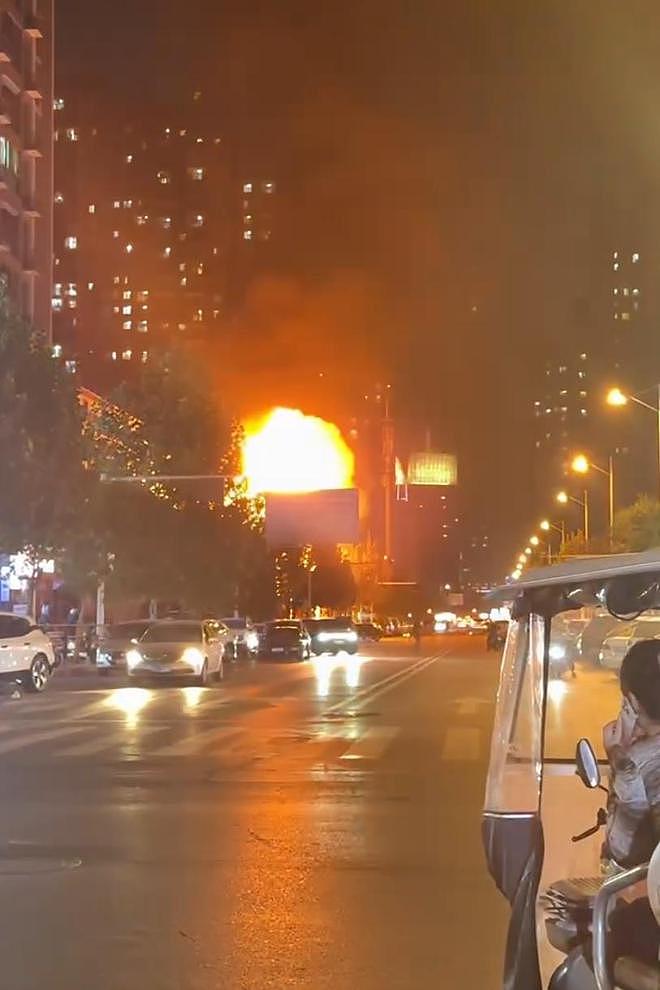 郑州一夜市爆炸声四起！现场火光冲天恐怖画面曝，市民：声音像打雷，铁皮被炸飞十几米（视频/组图） - 1