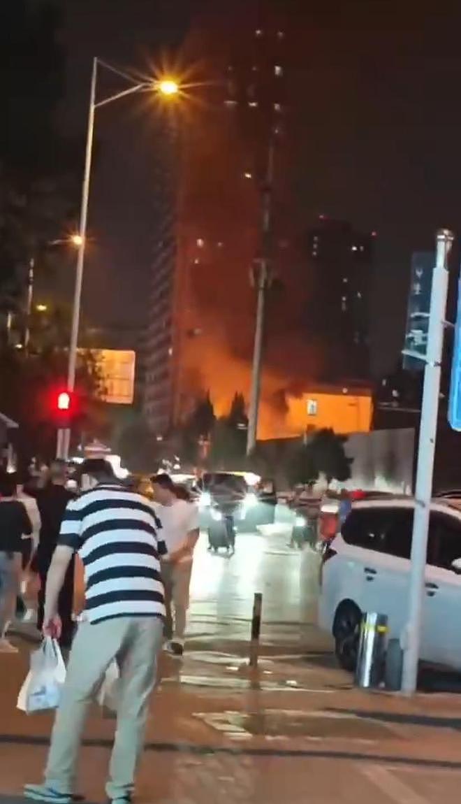 郑州一夜市爆炸声四起！现场火光冲天恐怖画面曝，市民：声音像打雷，铁皮被炸飞十几米（视频/组图） - 2