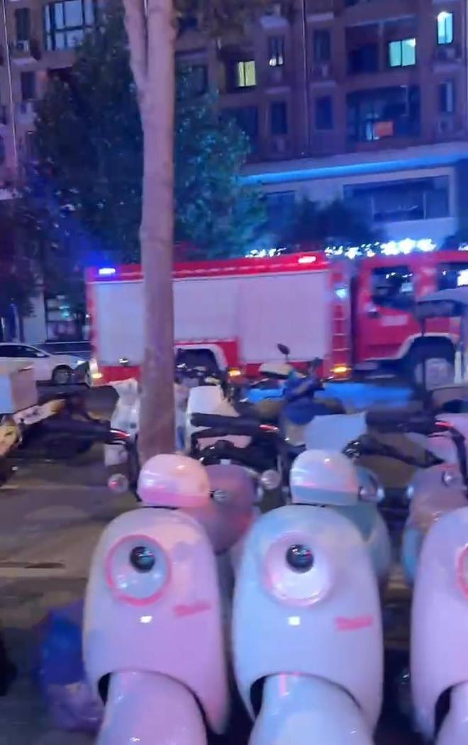 郑州一夜市爆炸声四起！现场火光冲天恐怖画面曝，市民：声音像打雷，铁皮被炸飞十几米（视频/组图） - 3