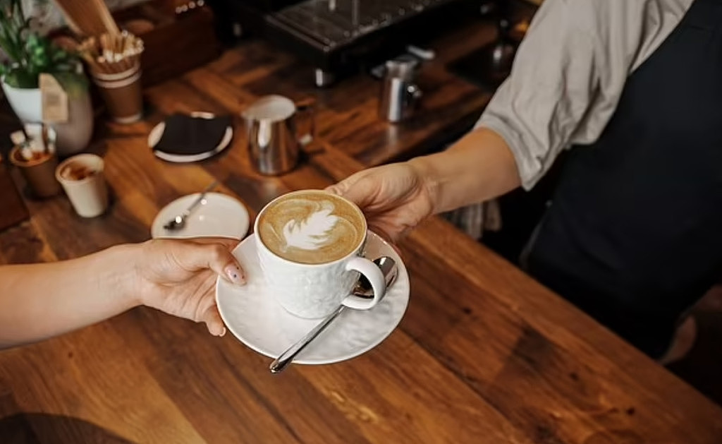 $9.36/杯！澳咖啡馆惊现“天价”咖啡，网友：周末凭什么收公共假日附加费？（组图） - 4