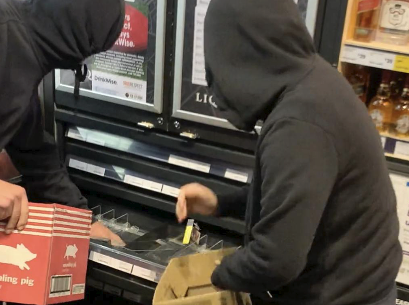 可怕!澳青少年手持大砍刀到处抢烟,每包可获利$5(组图) - 2