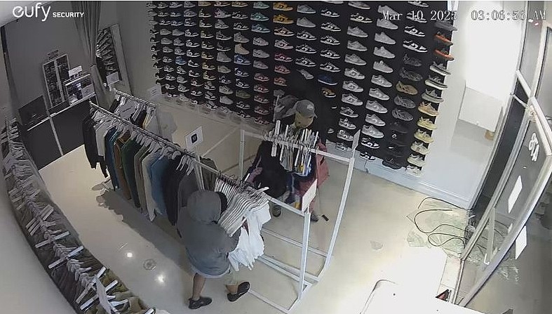 墨尔本CBD商铺接连遭劫！警方突袭多地逮捕5人，缴获超$120万赃物（组图） - 2