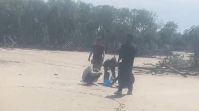 疑似5名偷渡者入境澳洲！沙滩上画“SOS”求救信号获救（组图） - 2