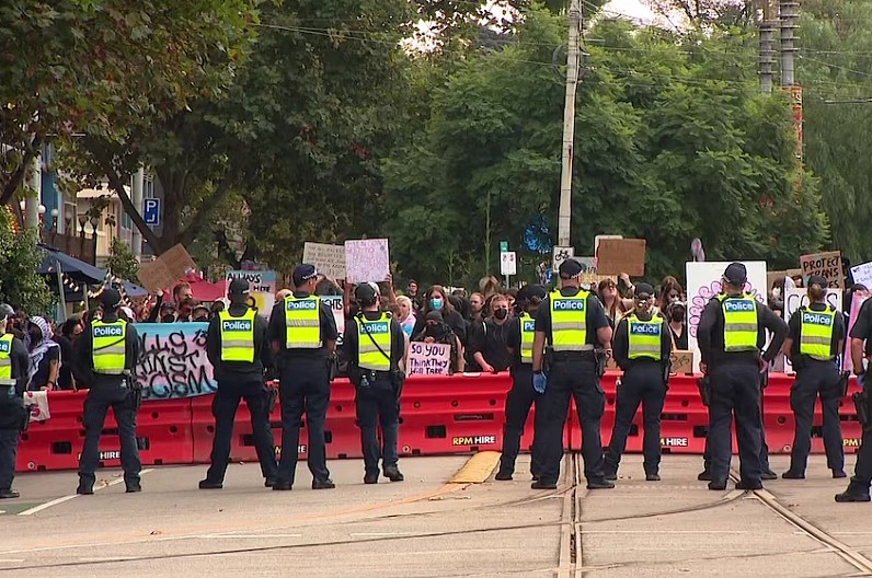 墨尔本CBD爆发抗议集会!警方使用胡椒喷雾驱赶,至少2人被捕(组图) - 3