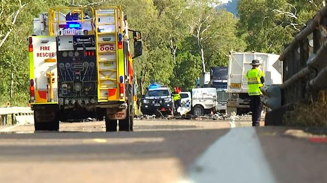 澳洲高速发生惨烈车祸，卡车轿车猛撞致1人死亡！（组图） - 2