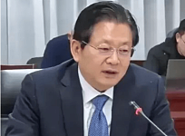 “插点滴针开会”爆红！中国网红官员不到一年被“双开”（组图）