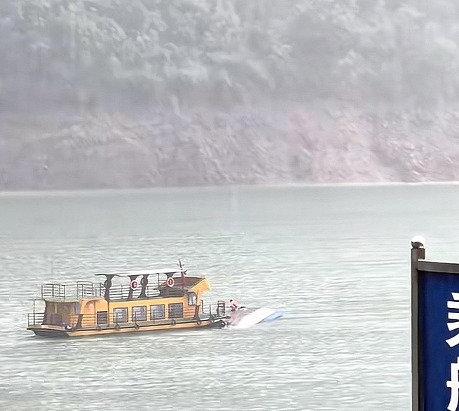 10人死亡70人送医！贵州暴雨游船侧翻致84人落水，幸存者：很多人被甩出窗外，大多没穿救生衣（视频/组图） - 8