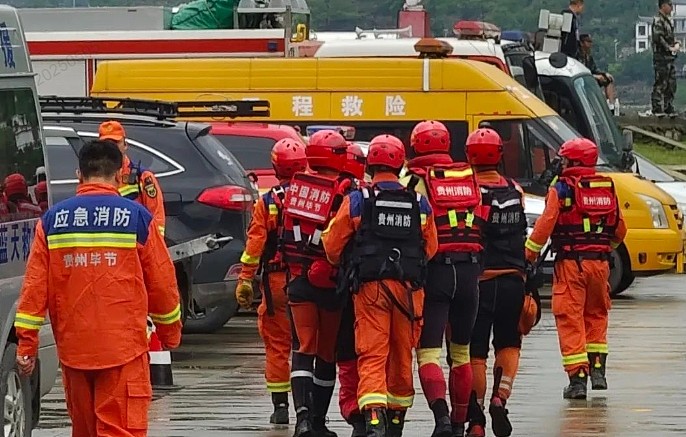 10人死亡70人送医！贵州暴雨游船侧翻致84人落水，幸存者：很多人被甩出窗外，大多没穿救生衣（视频/组图） - 2