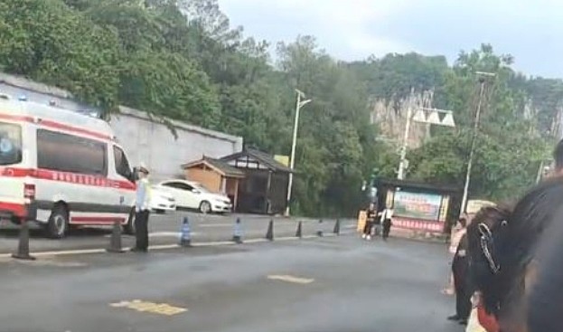 10人死亡70人送医！贵州暴雨游船侧翻致84人落水，幸存者：很多人被甩出窗外，大多没穿救生衣（视频/组图） - 1