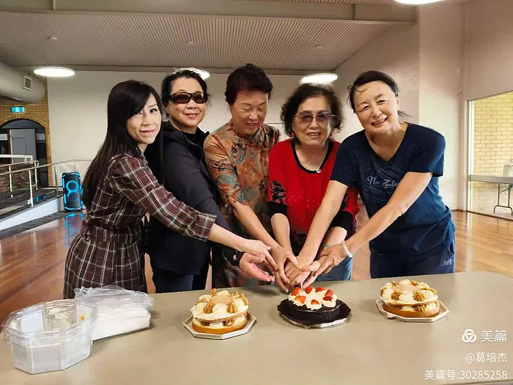 五朵金花喜庆生(组图) - 1