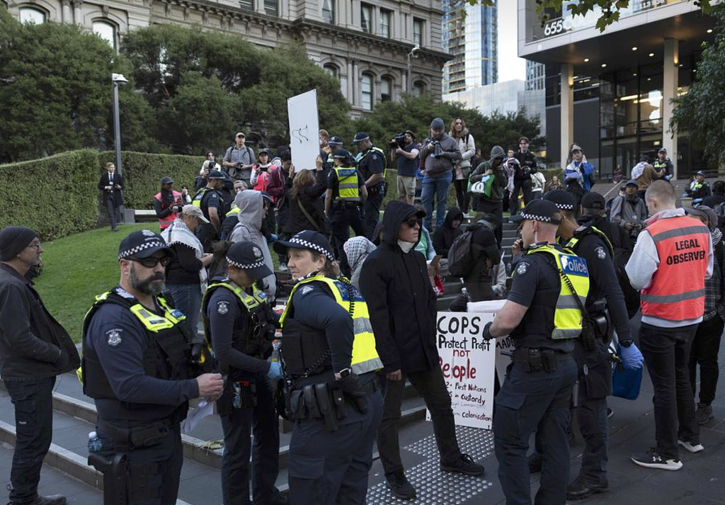 墨尔本CBD爆发反警察抗议活动，现场冲突不断引发拥堵（组图） - 2