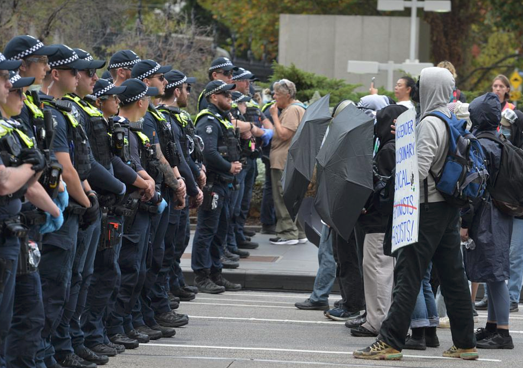 墨尔本CBD爆发反警察抗议活动，现场冲突不断引发拥堵（组图） - 6