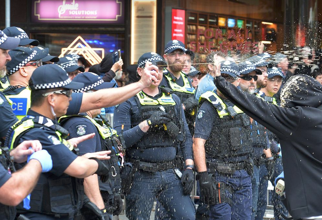 墨尔本CBD爆发反警察抗议活动，现场冲突不断引发拥堵（组图） - 4