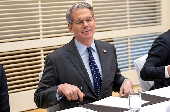 中美发表经贸会谈联合声明!中国国务院官宣对美关税正式下调,小额包裹关税从120%降至54%(视频/组图) - 17