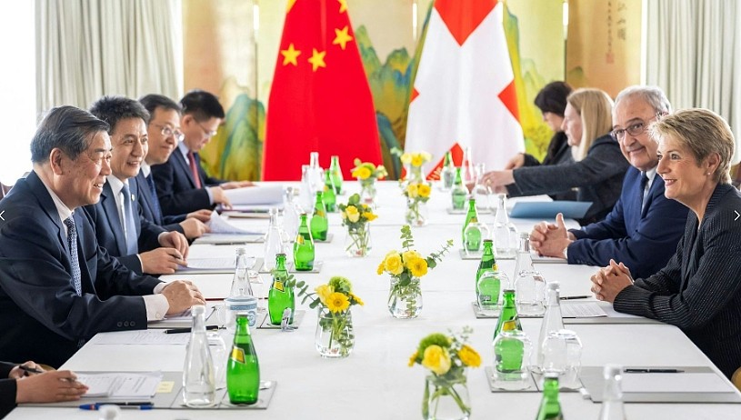 中美发表经贸会谈联合声明!中国国务院官宣对美关税正式下调,小额包裹关税从120%降至54%(视频/组图) - 13