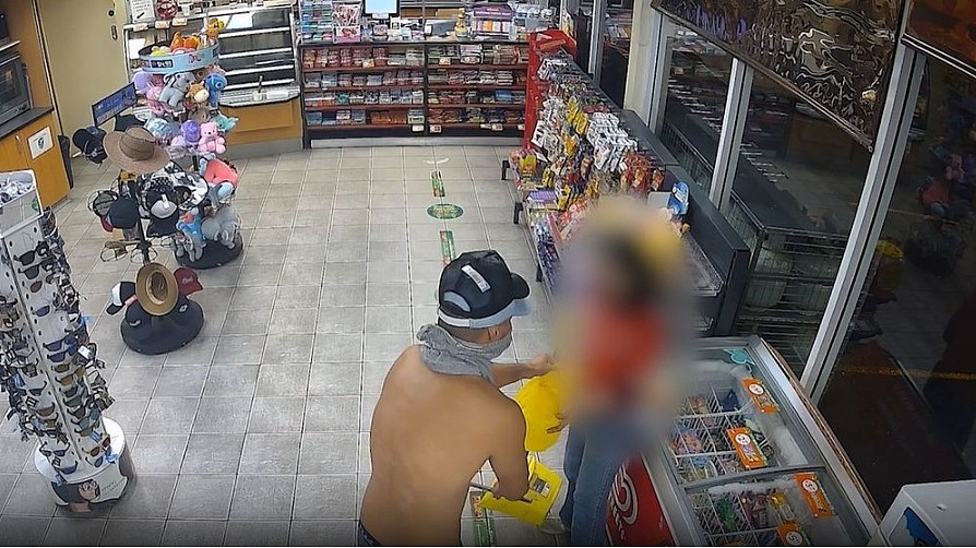 澳加油站遭持械抢劫！半裸男子持棍威胁店员，盗走现金后逃跑（图） - 2
