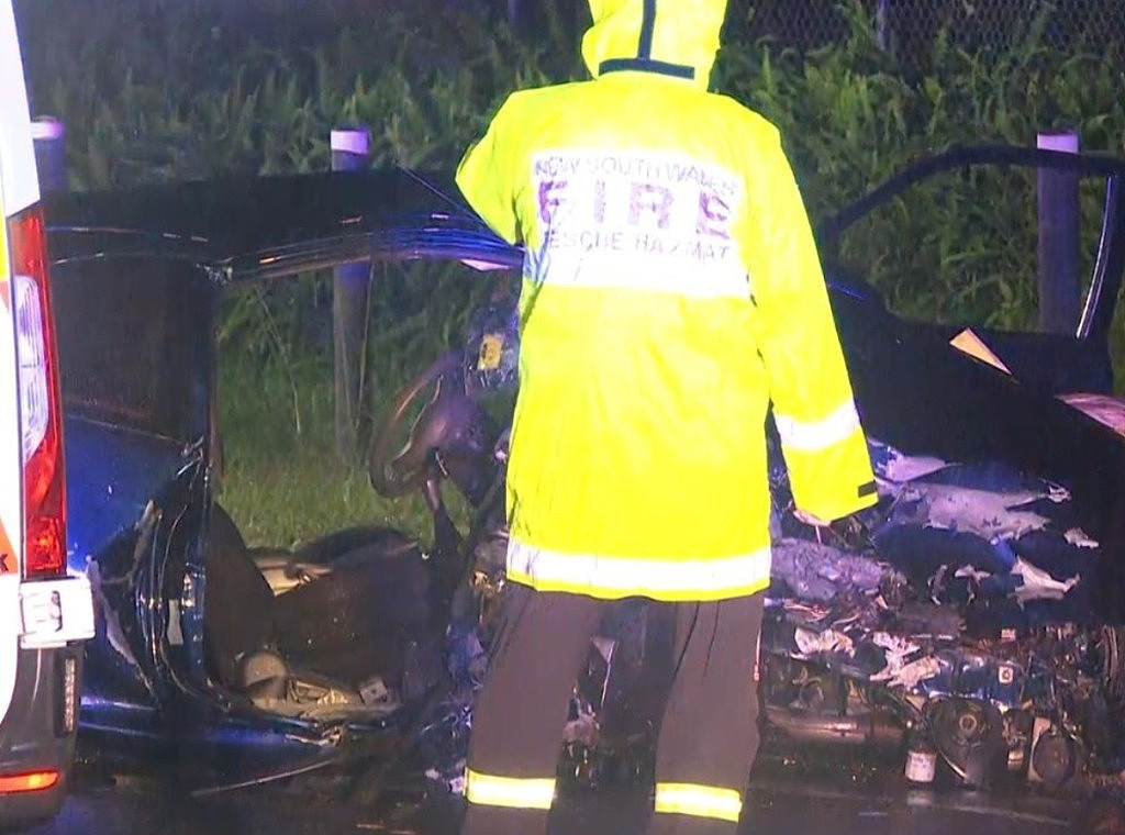 悲剧！悉尼街头发生致命车祸，汽车驶离道路撞上2棵树，司机当场死亡（组图） - 3