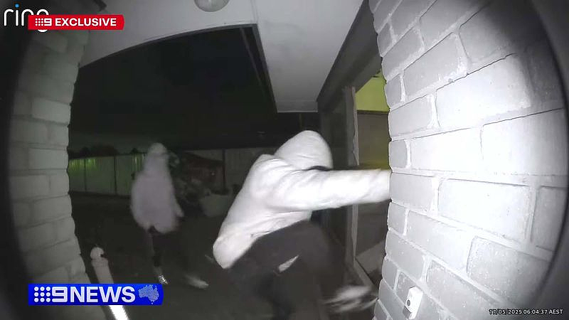 澳洲持械团伙入室行窃，被屋主发现后，大喊“开枪打他”！监控拍下可怕一幕（视频/组图） - 2