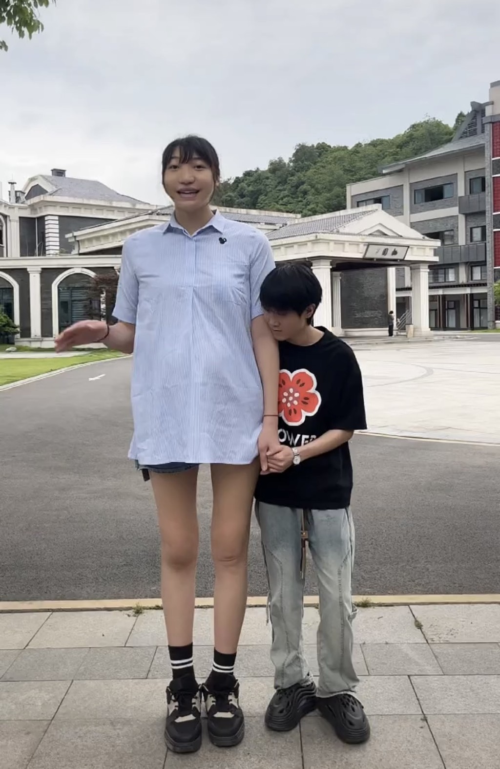 2.2米女巨人恋上1.68米“矮男”，遭网友质疑怀孕作假！女子出示怀孕报告单（组图） - 10