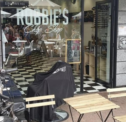 南澳理发店只接待男性，网红怒斥“糟糕到发笑”，网友吵翻（组图） - 2