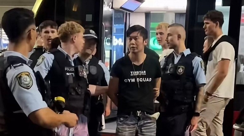 悉尼华人网红带枪上街？大批警员赶往现场，直播间数千网友吃瓜（组图） - 2
