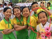 朱媛媛参加女儿入队照片被扒，本本好优秀，从小钢琴绘画样样精通（组图）