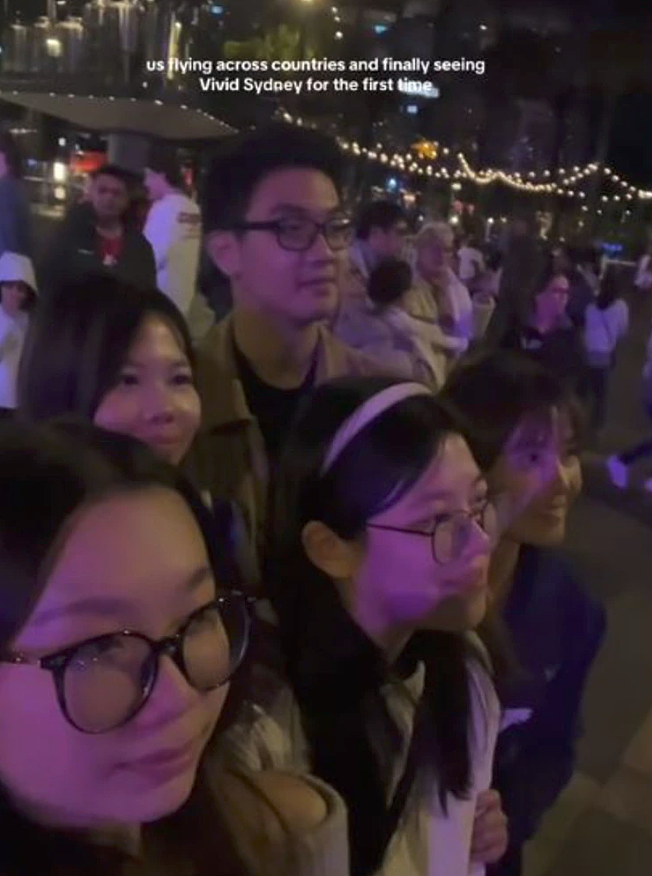 悉尼Vivid灯光节遇冷：亚洲游客直言“无聊透顶”，转身离去（视频/组图） - 2