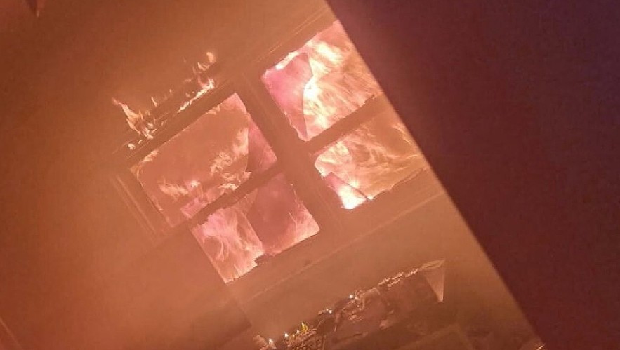 澳洲2处民宅深夜突发大火！火焰喷涌而出，所有住户成功逃离（组图） - 2