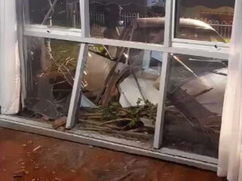 澳皮卡车撞入民宅，屋内住户奇迹生还！直呼“感谢上帝”（组图） - 3