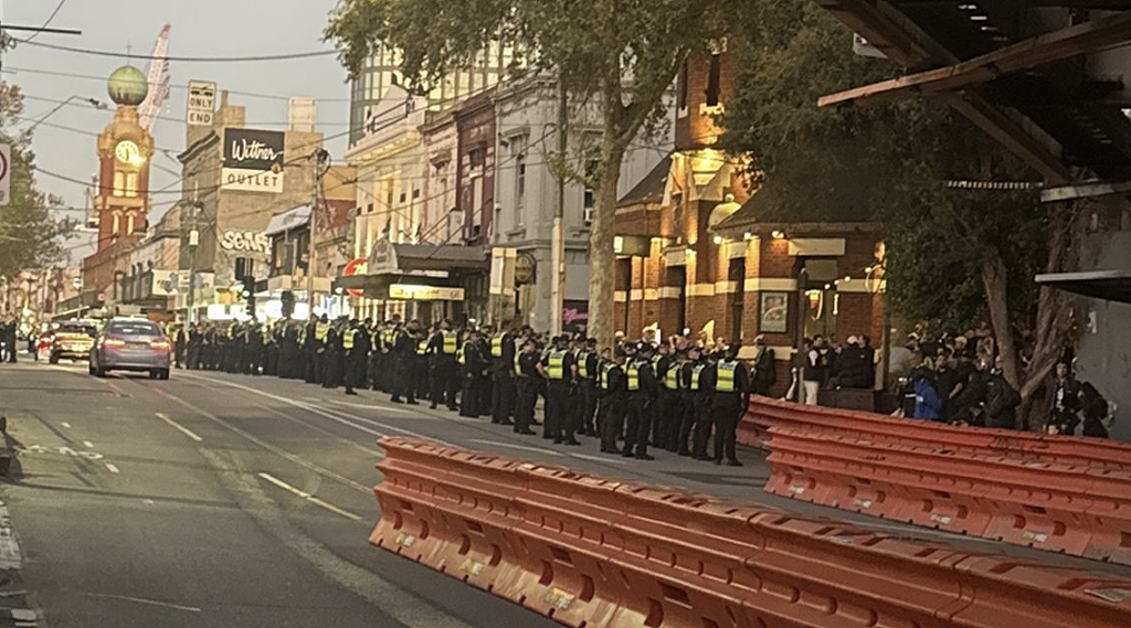 澳超总决赛维安升级，墨尔本多警局暂停对外服务（组图） - 4