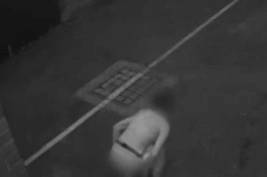 恶心！澳女4次在诊所外大便，监控拍下尴尬瞬间（组图） - 3