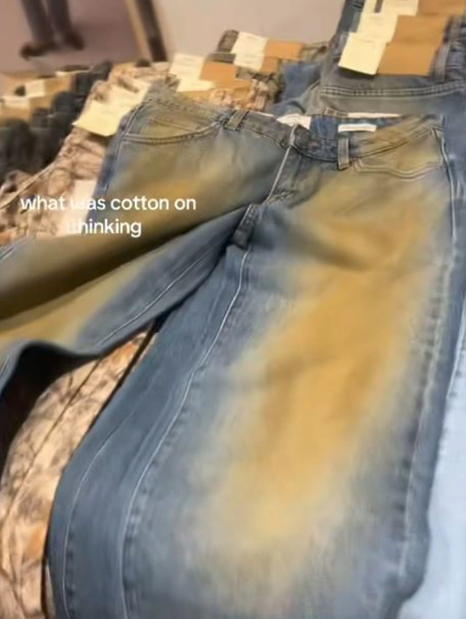 澳Cotton On奇葩牛仔裤走红,网友:拉稀都能预制了(视频/组图) - 1