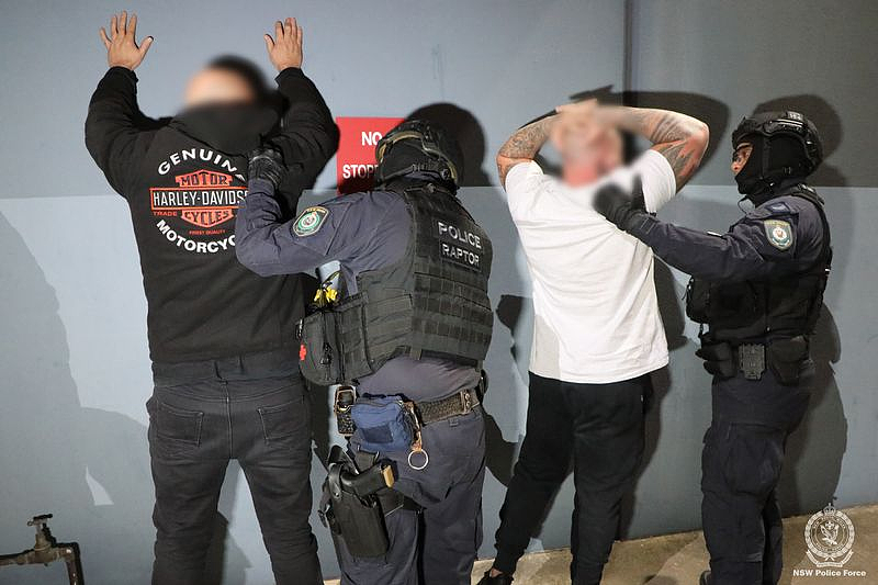 澳摩托党聚集地被抄!警方当场逮捕十余名摩托党成员(组图) - 2