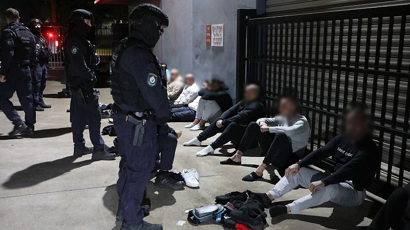 澳摩托党聚集地被抄!警方当场逮捕十余名摩托党成员(组图) - 4