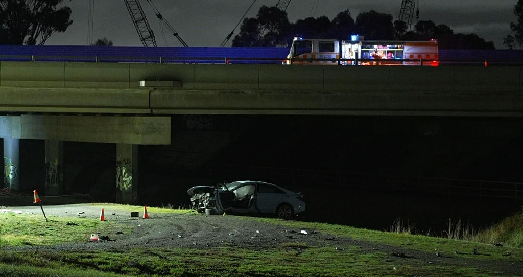 澳汽车冲出高速,“飞跃”30米宽小溪!3人奇迹生还,疑超速驾驶酿事故(组图) - 3