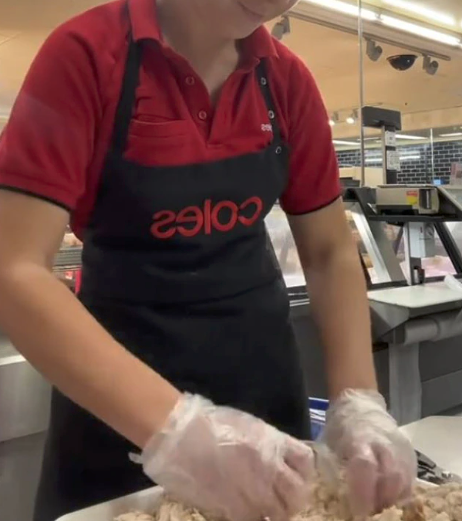 又学到了!Coles熟食店员工揭秘“闪电手撕烤鸡”绝技(视频/组图) - 1