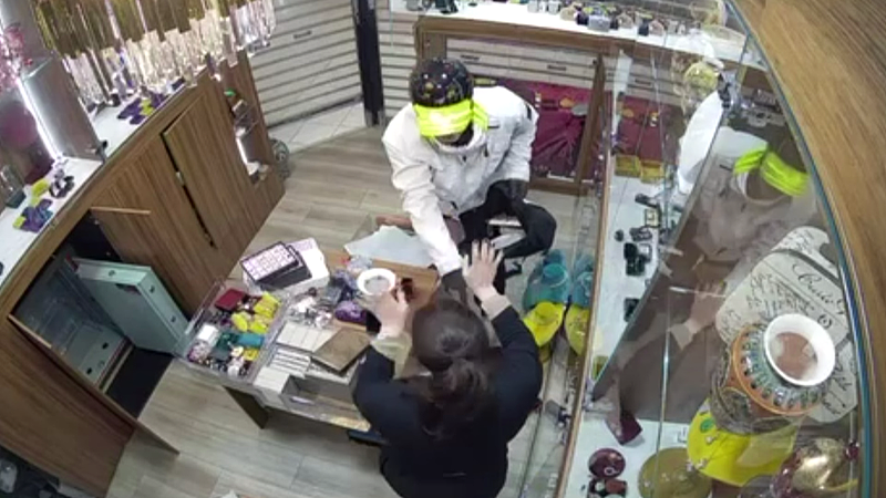 光天化日下，悉尼CBD珠宝店被抢！男子劫走超$10万珠宝，监控拍下作案过程（视频/组图） - 2