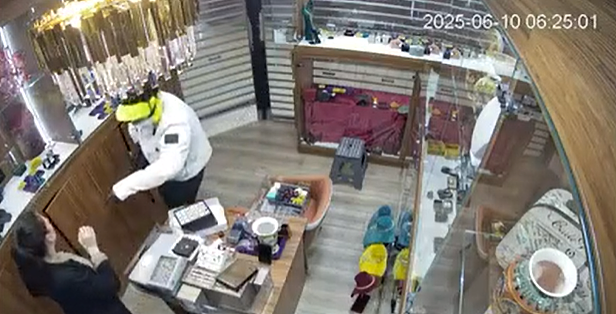 光天化日下，悉尼CBD珠宝店被抢！男子劫走超$10万珠宝，监控拍下作案过程（视频/组图） - 3