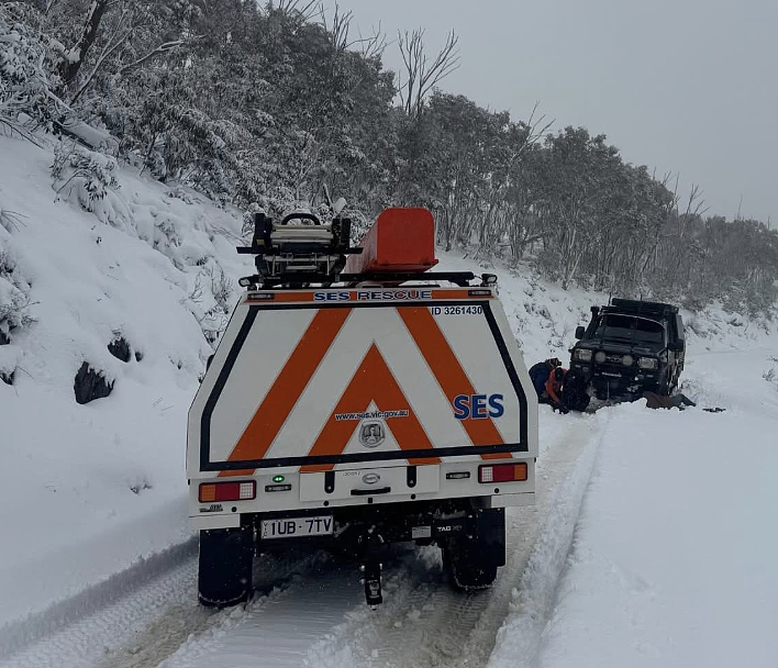 50厘米暴雪突袭维州滑雪场!SES紧急救援20余名被困司机(图) - 2