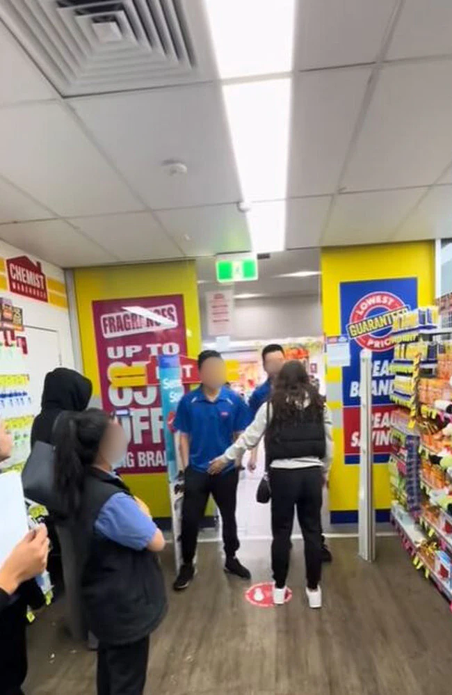 遭遇店内盗窃，澳洲CW店员上演教科书拦贼！网友纷纷点赞（视频/组图） - 3