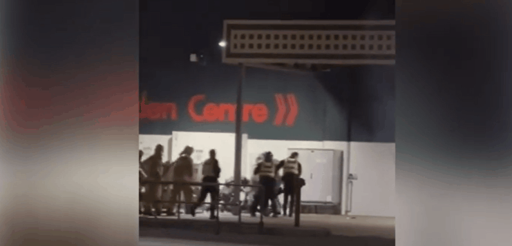 珀斯男持喷火器,要引爆大批煤气罐,被当场击倒!(GIF/图) - 2