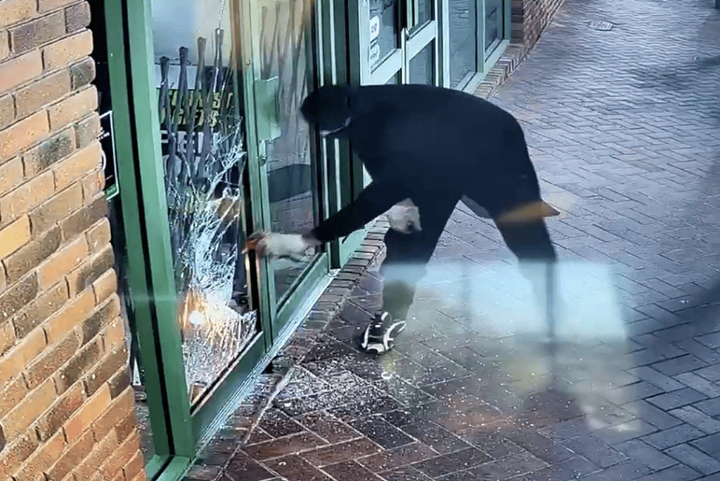 澳蒙面男子夜袭烟草店！持锤子砸碎前门后纵火，警方介入调查（组图） - 3