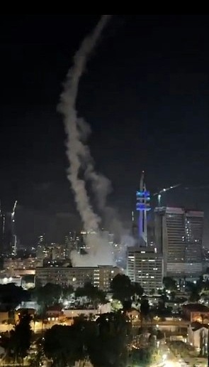以色列已掌控伊朗首都领空,袭击伊央视大楼!美军加油机横跨大西洋,航母急赴战区(视频/组图) - 31
