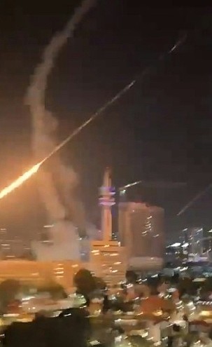 以色列已掌控伊朗首都领空,袭击伊央视大楼!美军加油机横跨大西洋,航母急赴战区(视频/组图) - 29