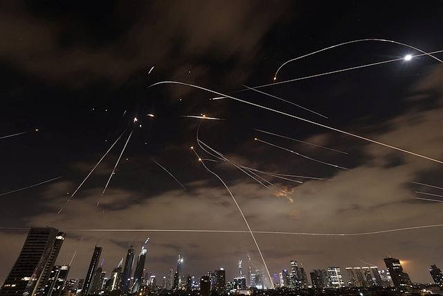 以色列已掌控伊朗首都领空,袭击伊央视大楼!美军加油机横跨大西洋,航母急赴战区(视频/组图) - 6