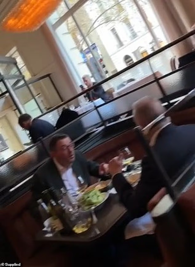 澳总理被拍到与“那个男人”共进午餐！有人怒称“维州最令人讨厌的人”（组图） - 3